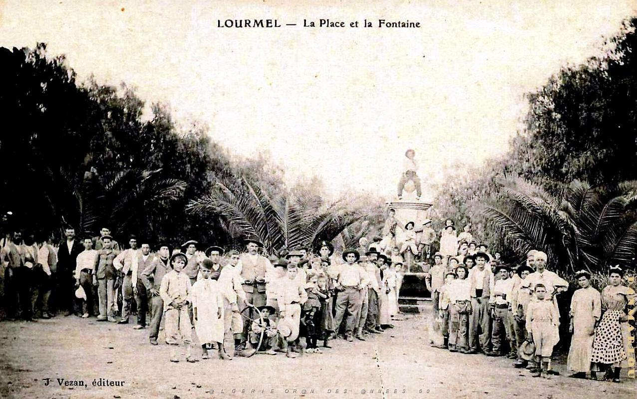2683- Lourmel - Place et Fontaine.jpg